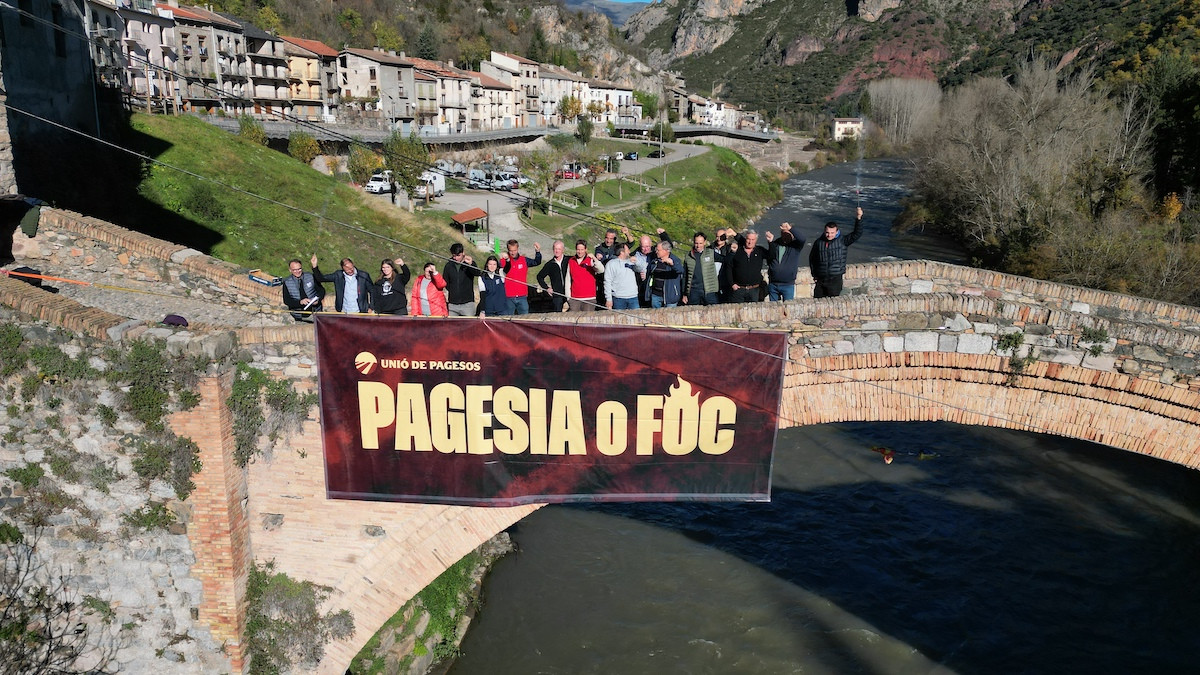 Imatge de l'acte reivindicatiu sobre el pont medieval de Gerri de la Sal