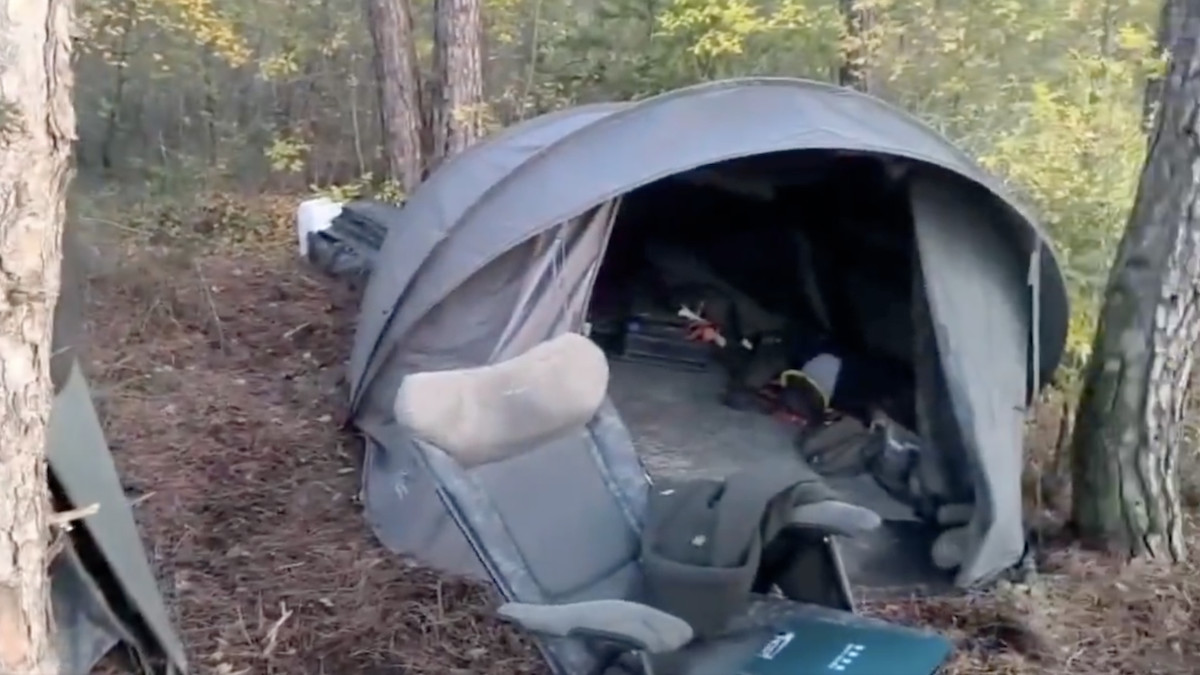 Imatge de la tenda on acampaven els pescadors