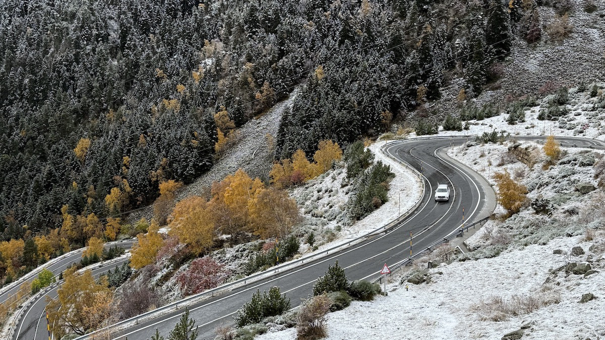 Panoràmica de la C-28 al Port de la Bonaigua en una nevada d'aquesta tardor