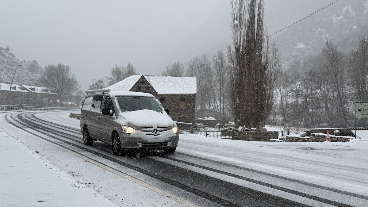 Un vehicle circulant per la C-13 a Escaló aquest divendres