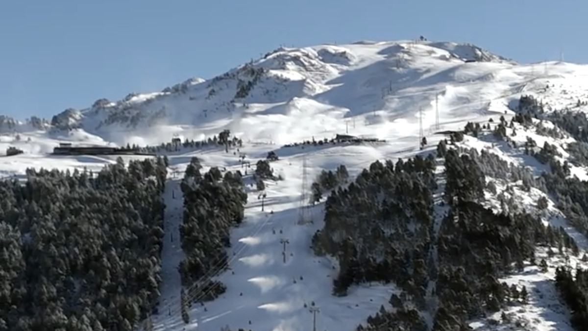 Els canons de neu funcionant a ple renidment aquest dissabte a Baqueira Beret