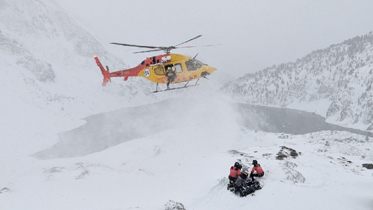 Moment en què l'helicòpter arriba a l'exterior del refugi de Baborte