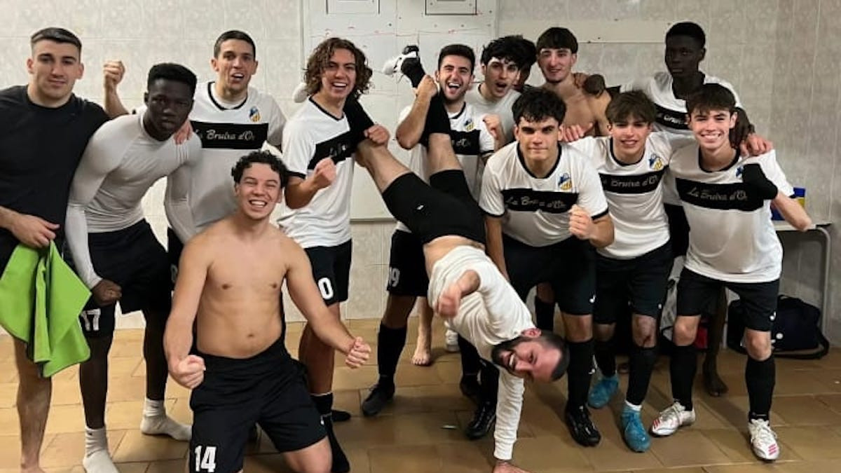 Els jugadors del CF Tremp celebrant el triomf al vestidor