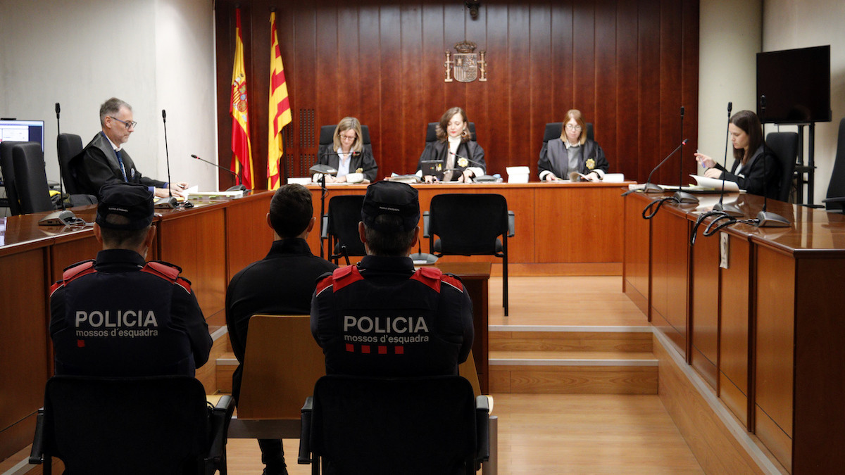 L'acusat, custodiat pels Mossos, durant el judici a l'Audiència de Lleida