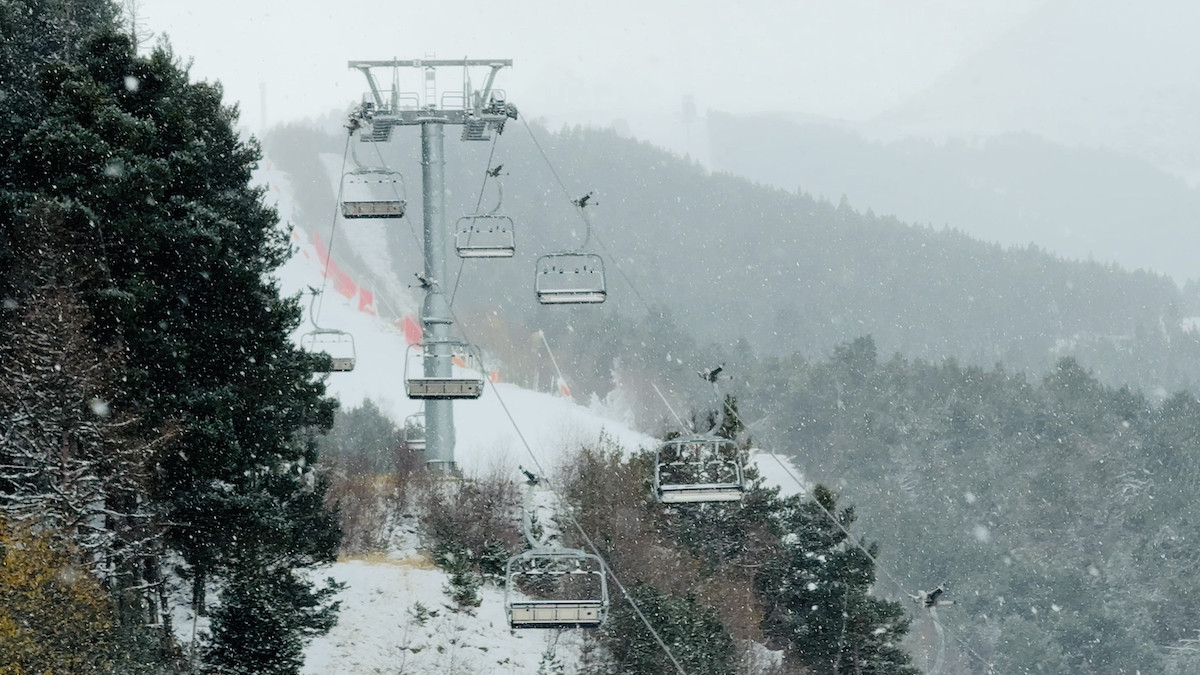El telecadira La Roca d'Espot sota la itensa nevada de divendres