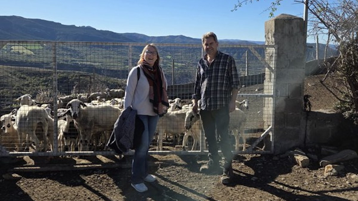 La regidora Alba Moré amb un dels ramaders que participa al projecte a la Torre de Tamúrcia