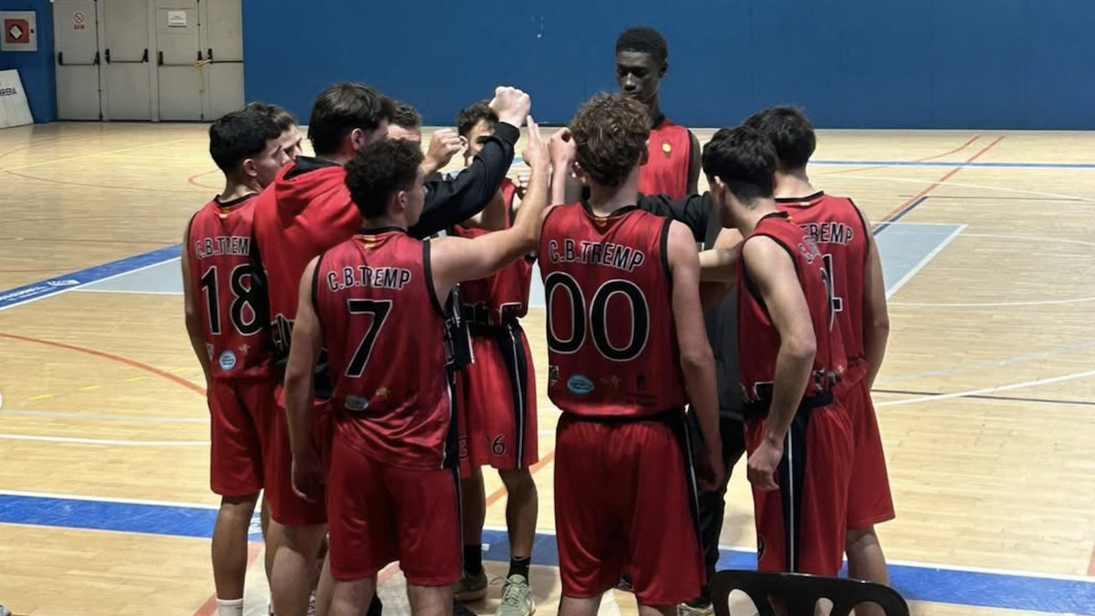 El CB Tremp masculí durant un temps mort a Torrefarrera