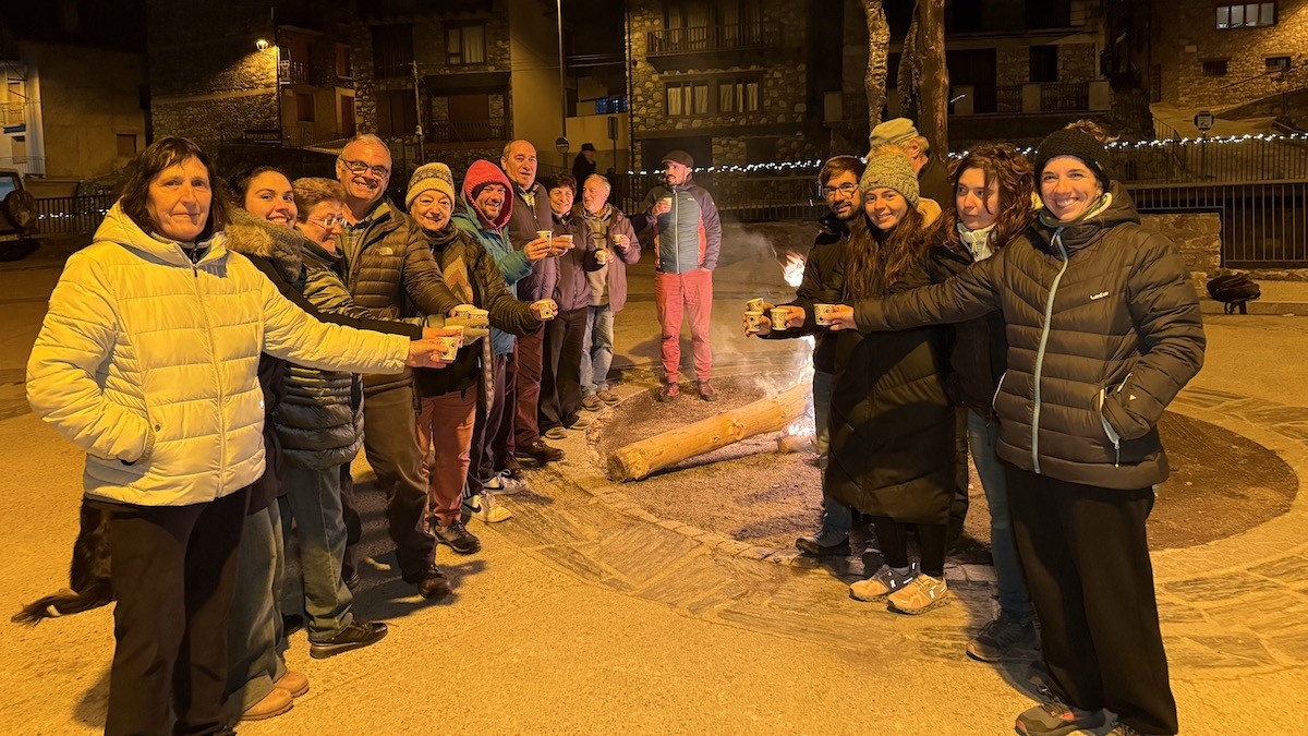 Els veïns d'isil celebrant els 10 anys de les falles com a Patrimoni de la Unesco