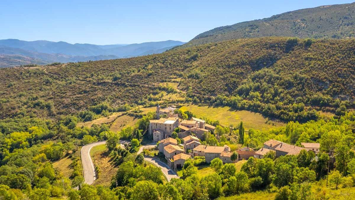 Imatge aèria del poble de Perves i un tram de la carretera N-260 al seu pas
