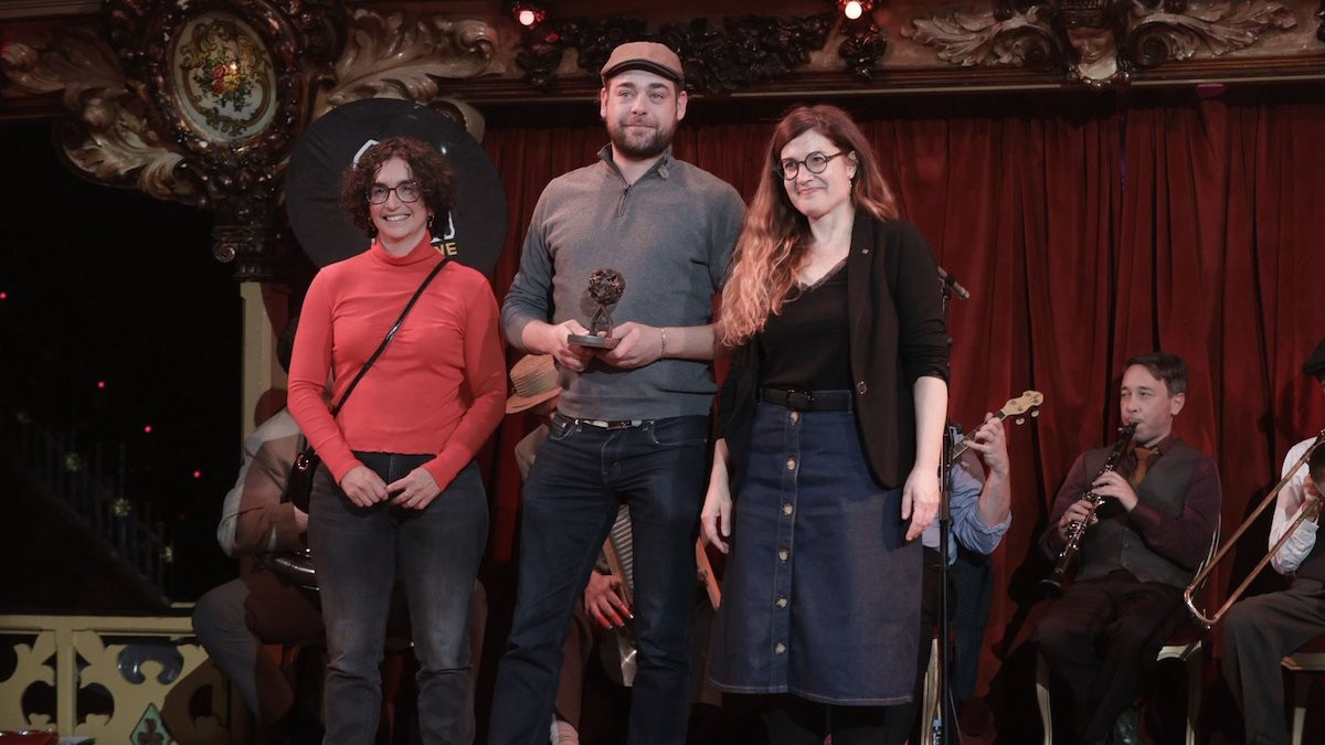 Jaume Gelonch i Lorena Farràs, membres de l'Ateneu del Pallars, recollint el premi