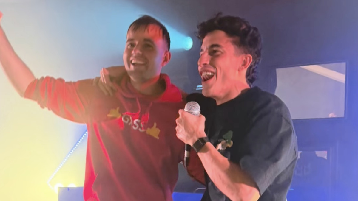 DJ Bacardit, amb Marc Màrquez, celebrant el títol mundial a Cervera