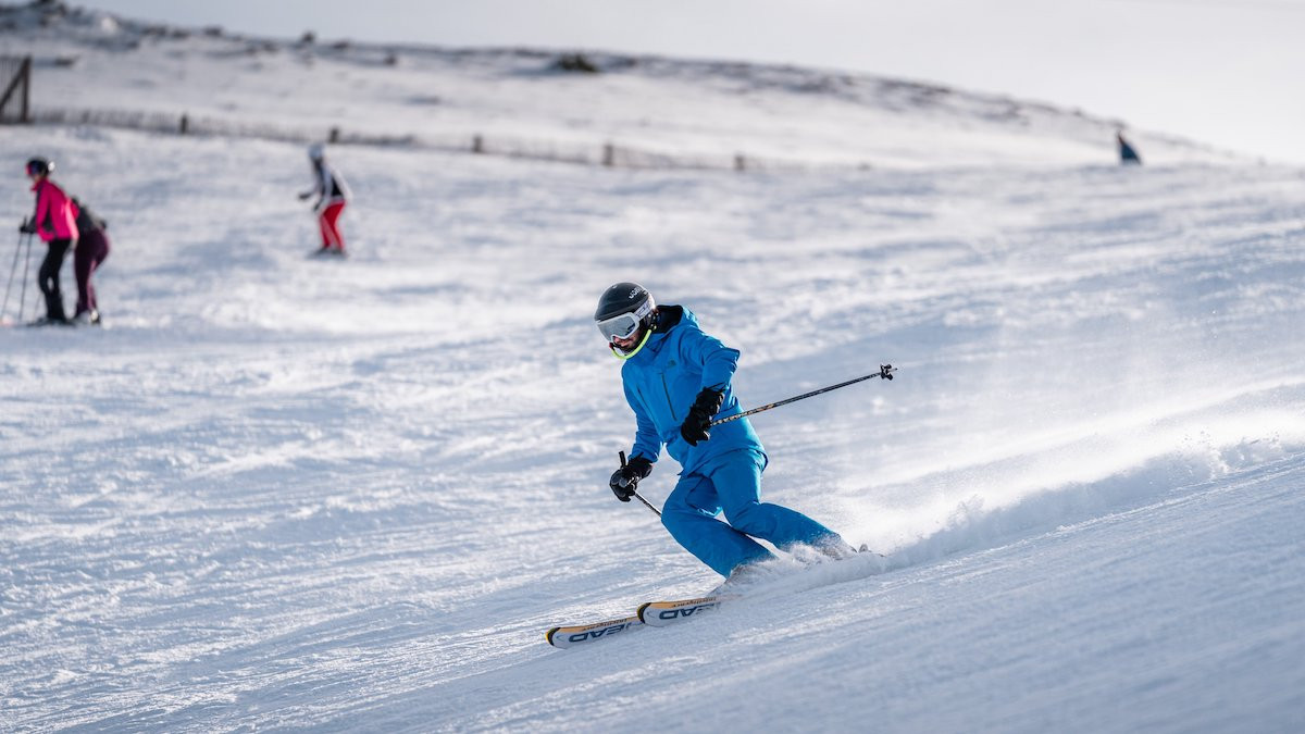 Un esquiador gaudeix de la neu en una estació de PIRINEU365