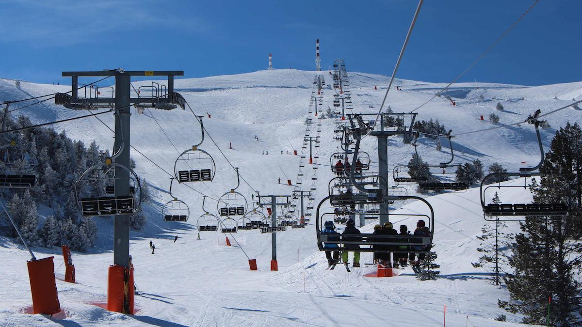 A la dreta el telecadira avariat, el Jet Cim, i a l'esquerra el telecadira Pic de l'Orri