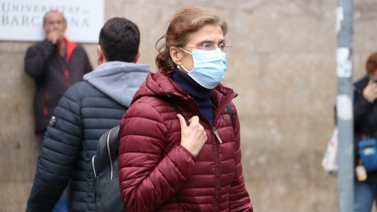 Una dona amb una mascareta