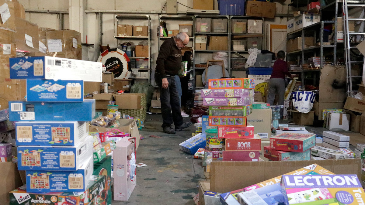 Voluntaris preparant lots de joguines en una edició anterior de la campanya