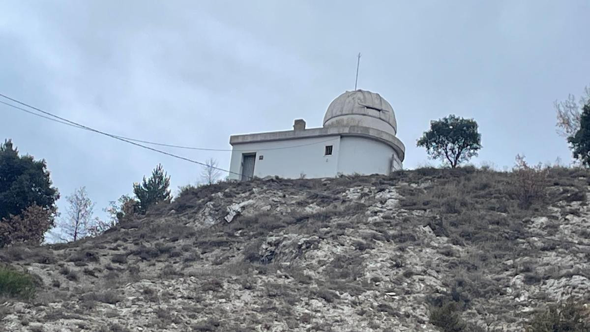 L'Observatori Astronòmic de Senterada està situat al Serrat de la Gessera