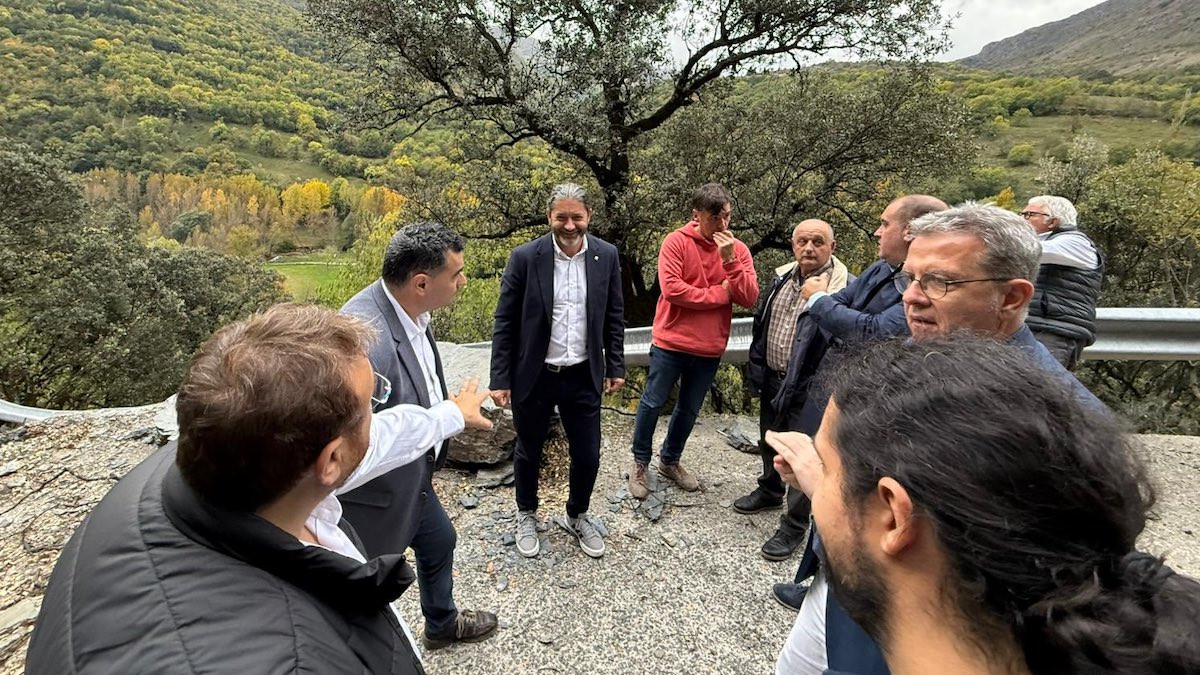 Visita de tècnics i autoritats, el passat octubre, a les obres de la carretera d'Escàs