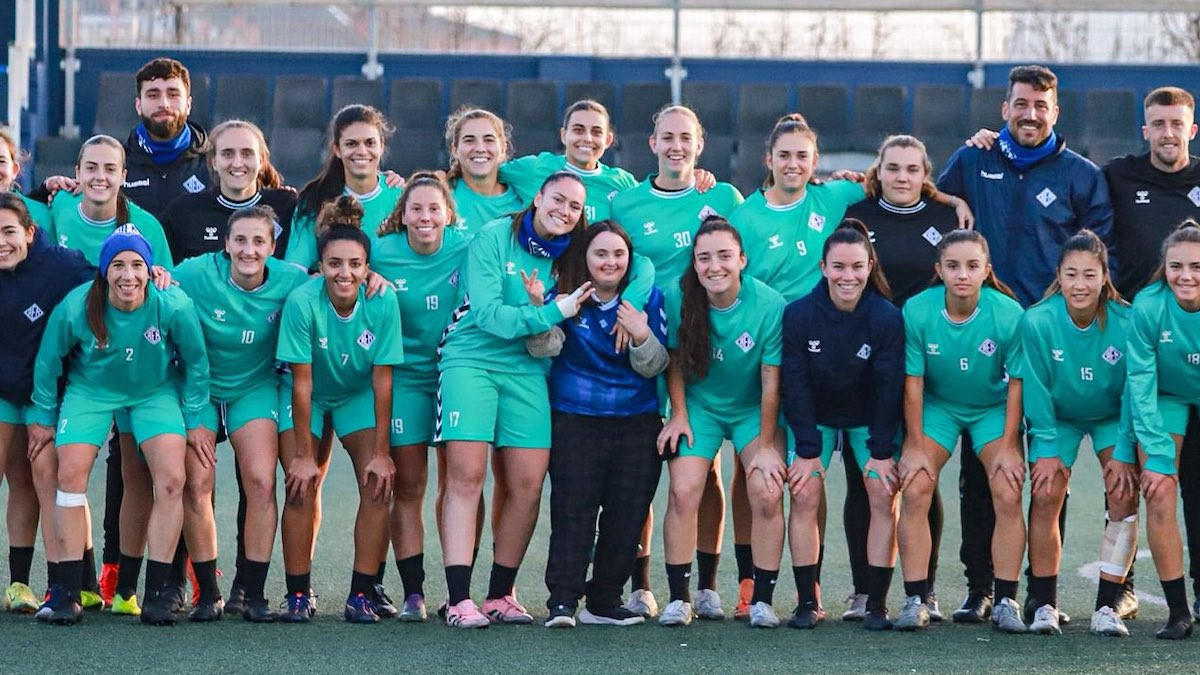 Indiana Solà, al centre de blau, en el seu primer entrenament