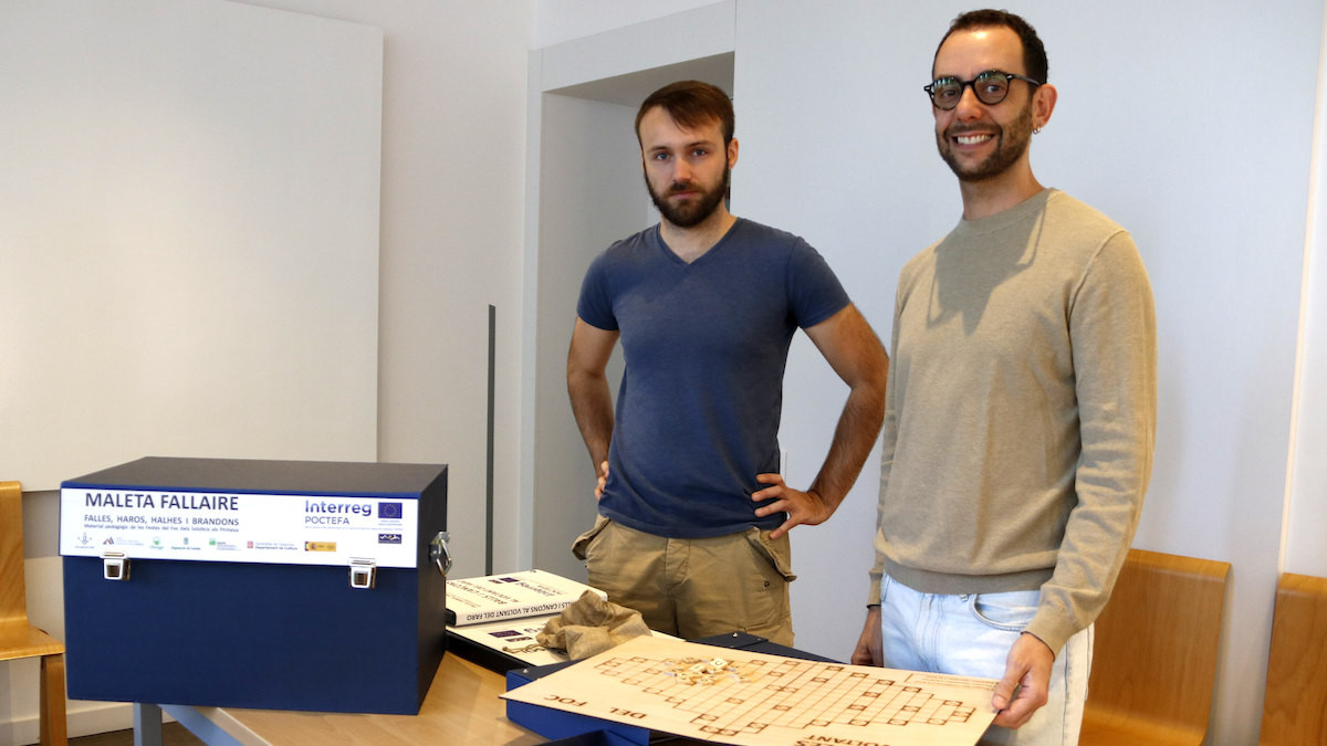 Els responsables de la Càtedra Pirineus mostrant la maleta fallaire, que també han elaborat