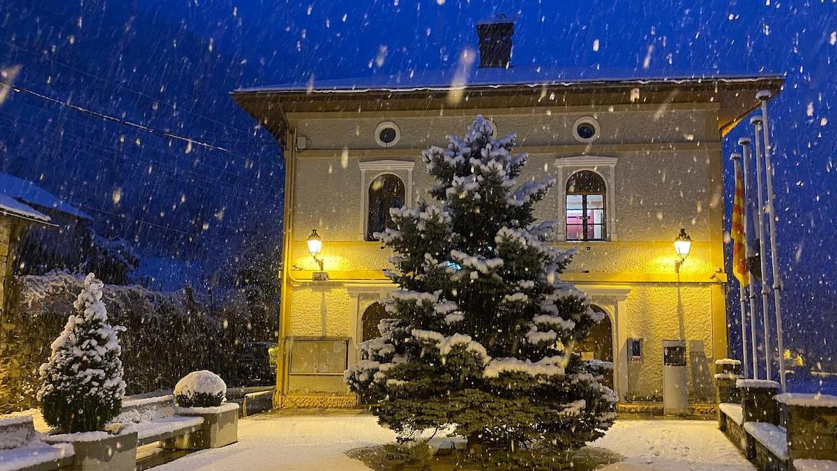 L'Ajuntament de la Torre de Capdella sota una intensa nevada, en imatge d'arxiu