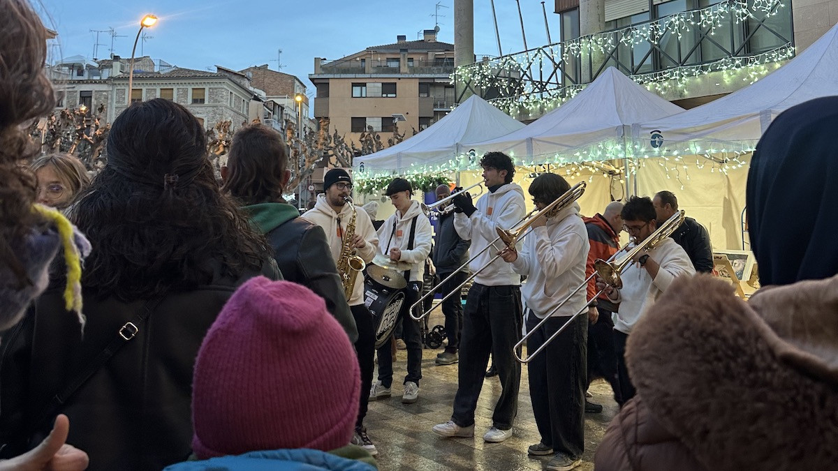 La xaranga actuant durant la Fira de Sant Tomàs de Tremp