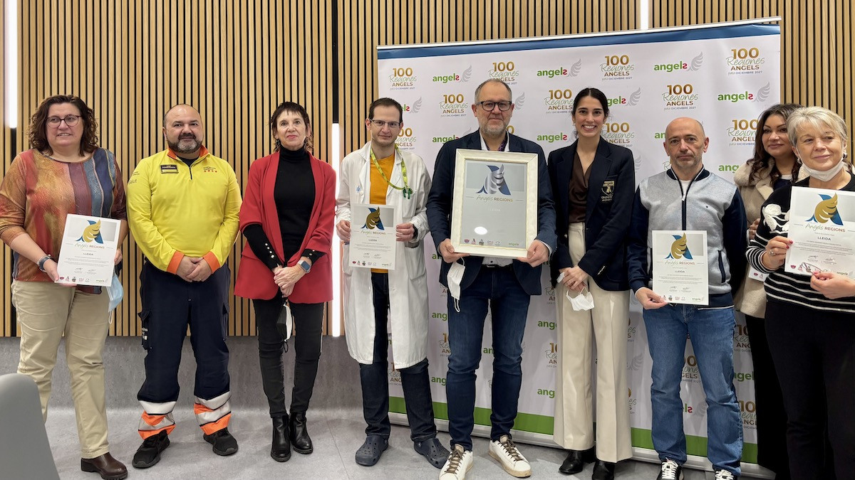 Eduard Sanjurjo, tercer per la dreta, recollint el guardó