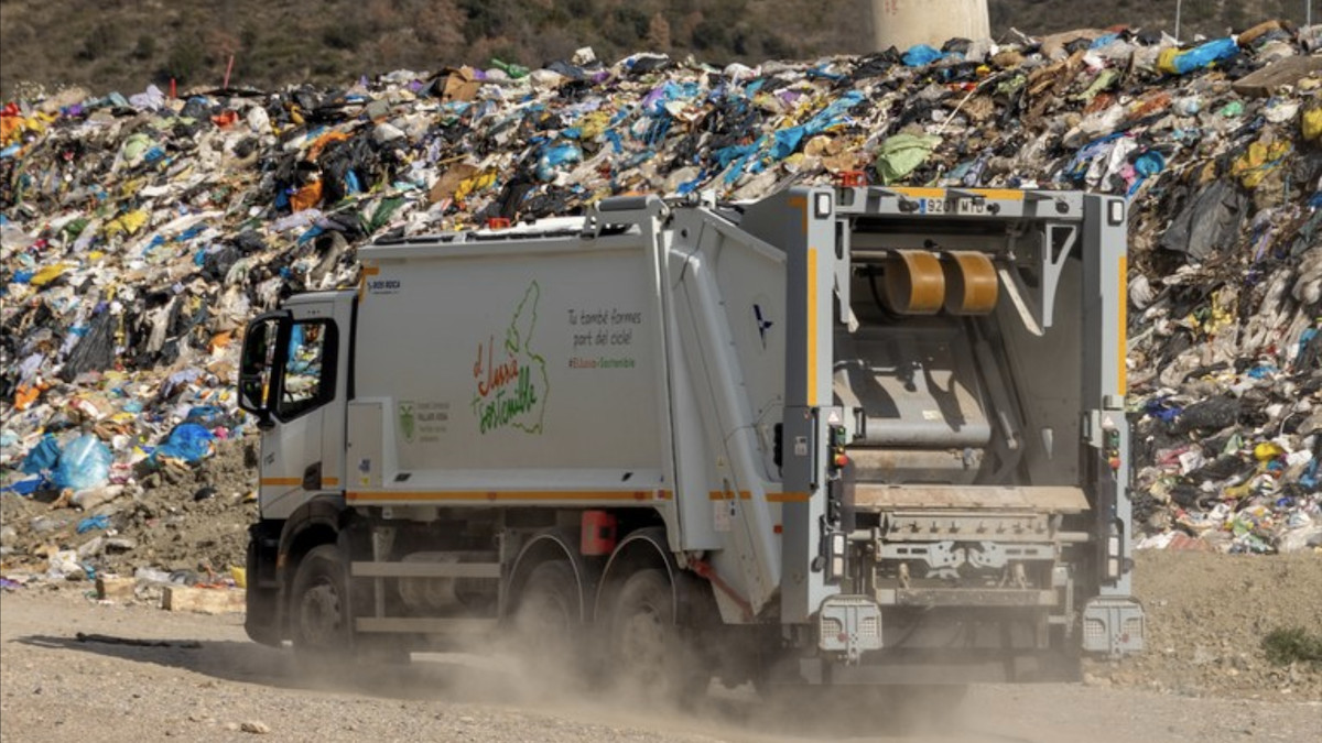 Un camió d'escombraries a l'abocador de Fígols