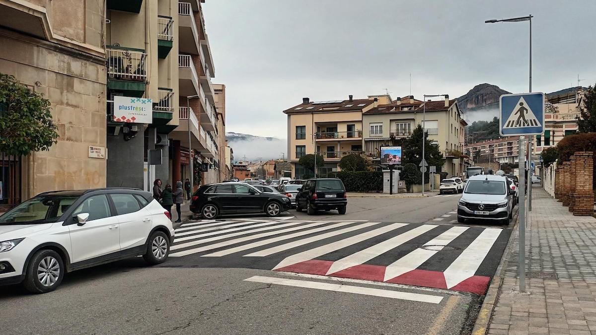 Un dels passos de vianants a la carretera L-5522a al seu pas per la Pobla de Segur