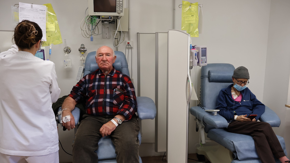 Dos pacients oncològics fent el tractament a l'Hospital del Pallars