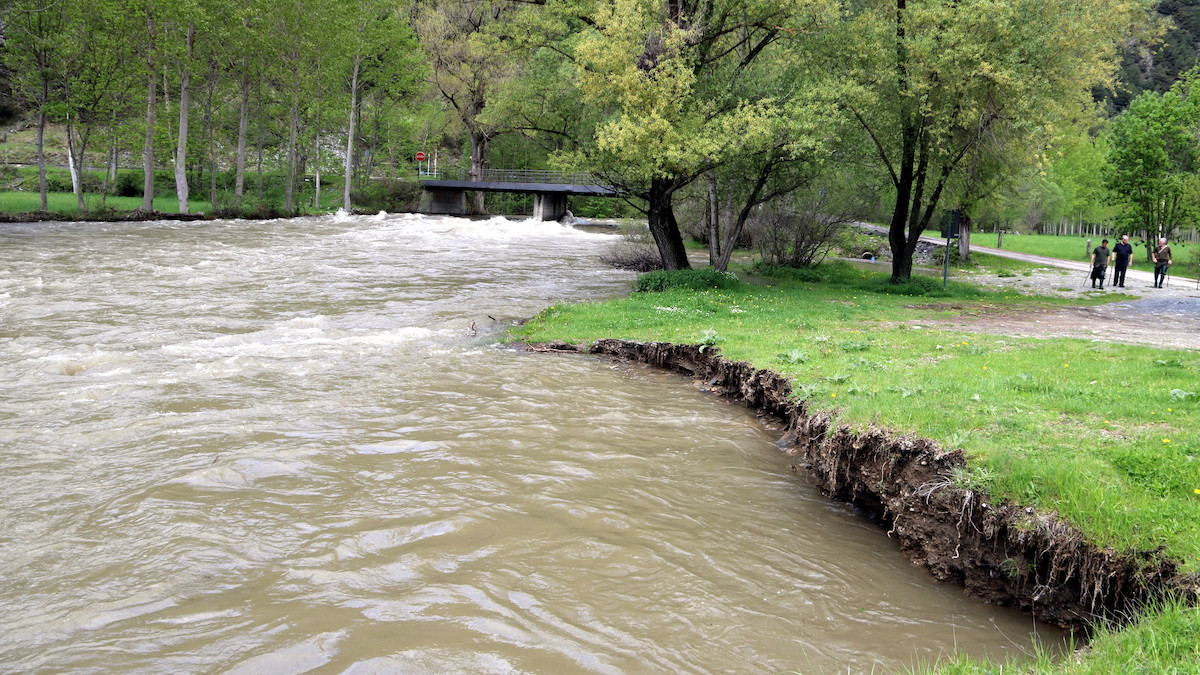 La Noguera Pallaresa desbordada a l'altura de Llavorsí, en imatge d'arxiu