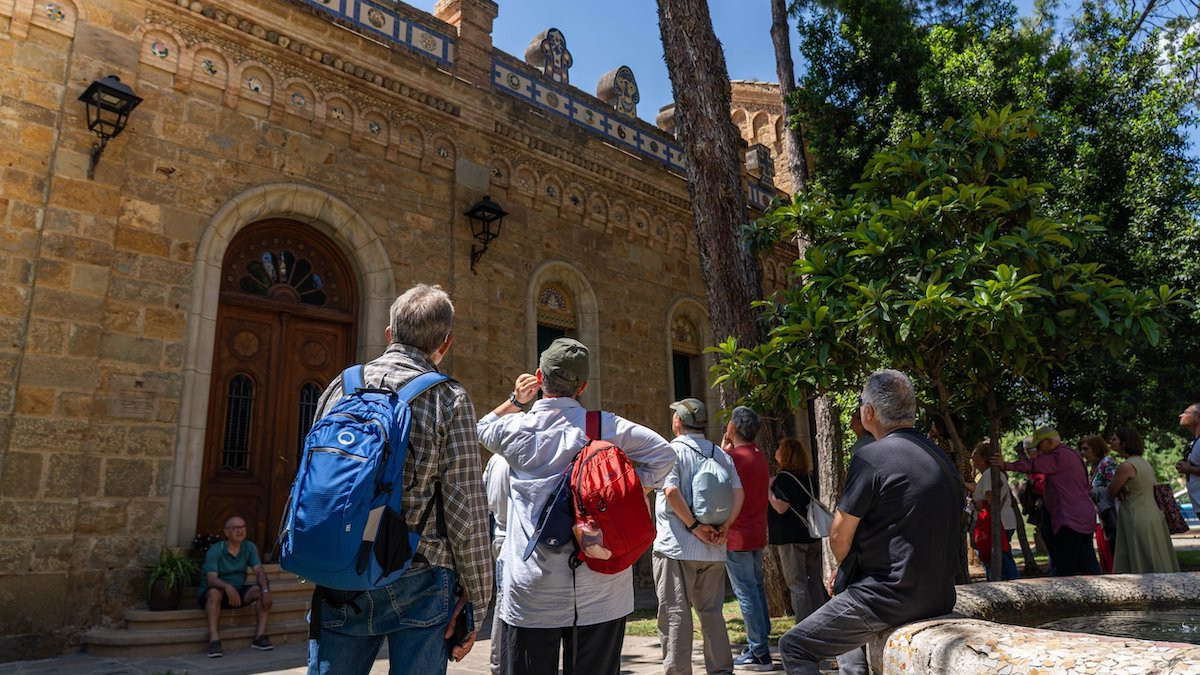 Un grup de turistes visitant Casa Mauri de la Pobla de Segur