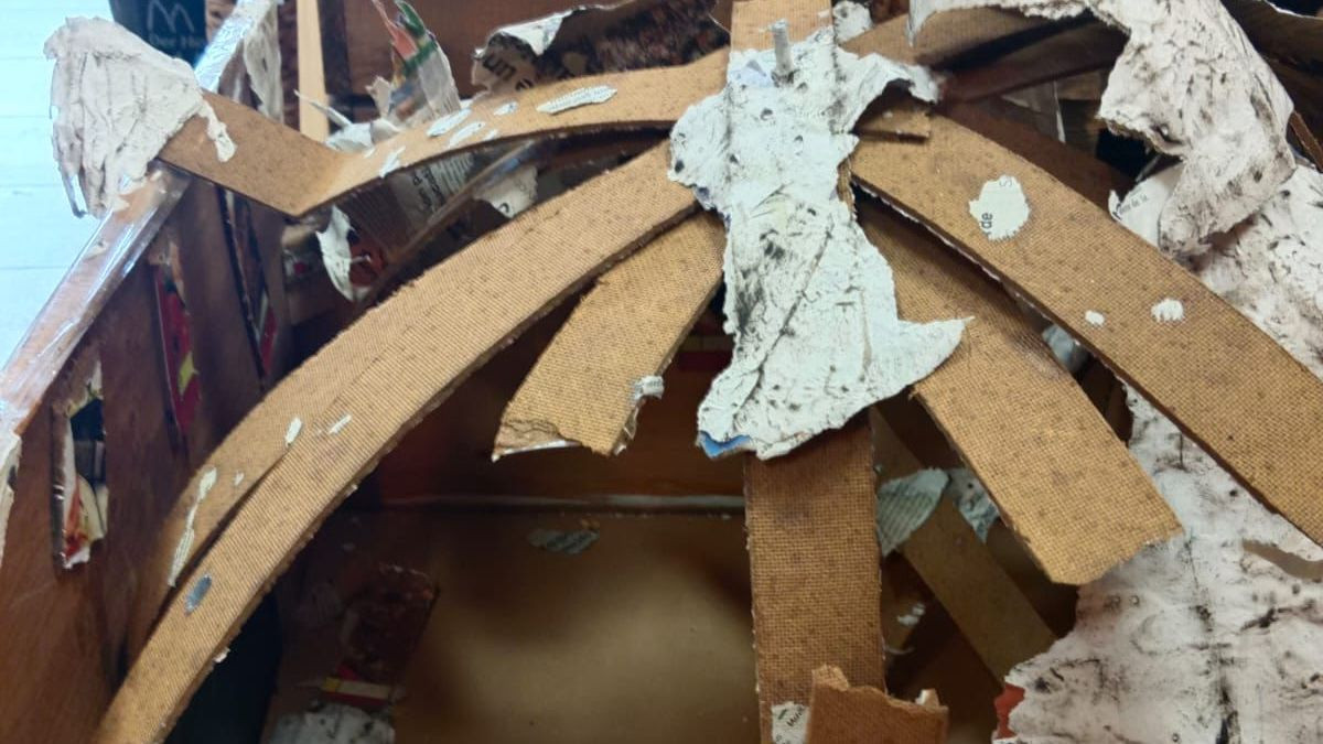 Un dels decorats destruït pels vàndals