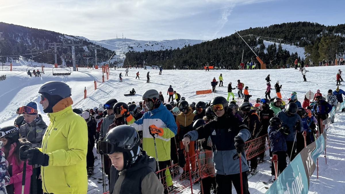 Cua d'esquiadors per pujar al telecadira principal de Port Ainé