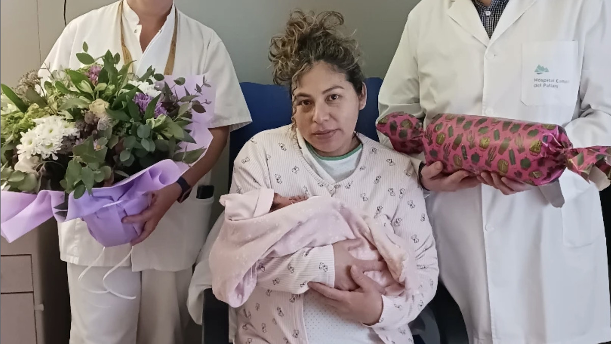 La Mei, revent nascuda, als braços de la seva mare