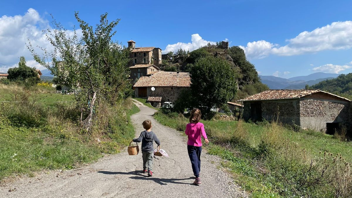 Dos infants al poble de Naens, a Senterada