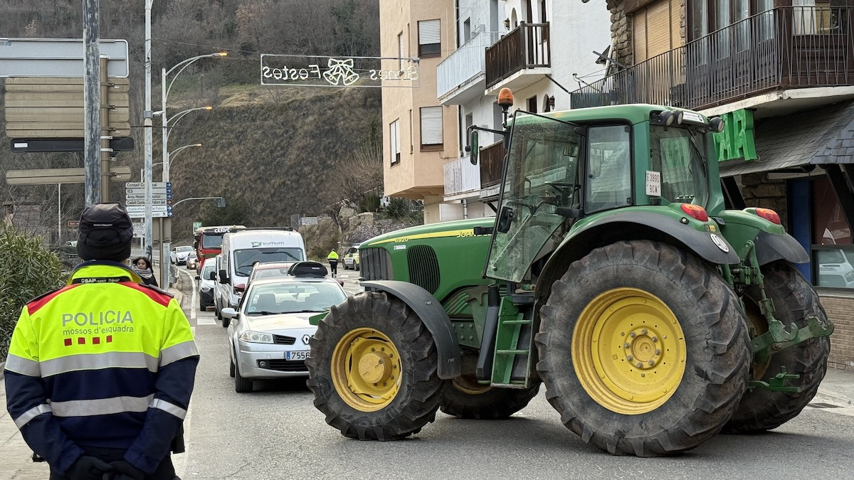 Un tractor talla l'N-260 a Sort durant la protesta