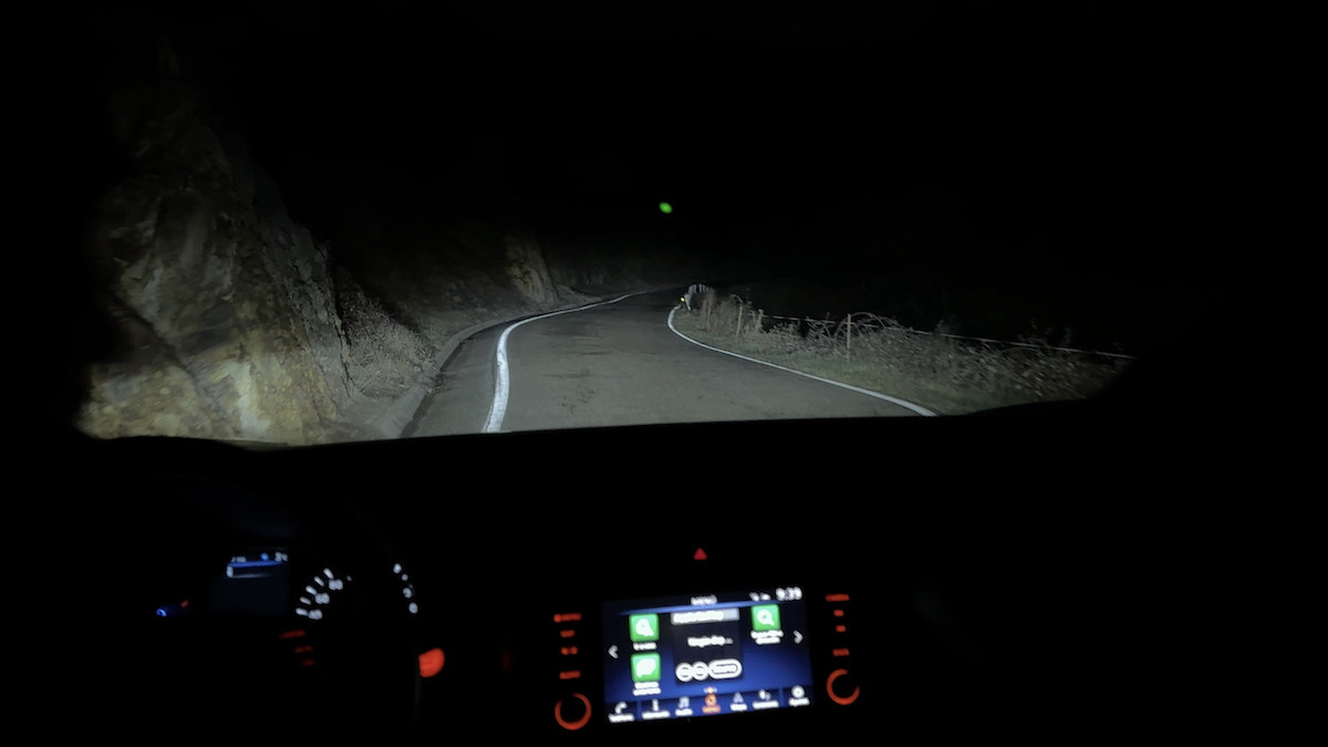 Caçadors anant a caçar de nit