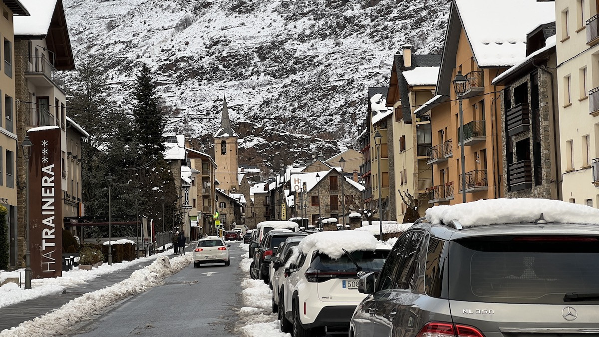 La nevada ha arribat en poblacions com Esterri d'Àneu (a la imatge) o Sort