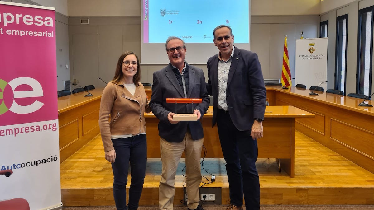 Josep Maria Tarrat, al centre, recollint el premi Reempresa al CEI del Pallars Jussà