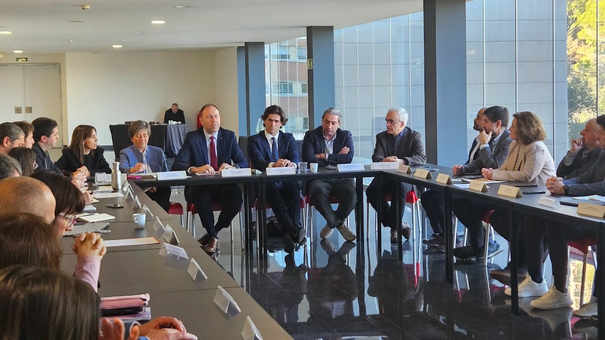 Imatge de la constitució del comitè organitzador al CAR de Sant Cugat