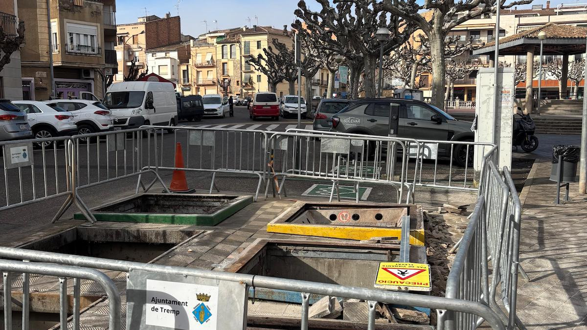 Imatge dels contenidors soterrats que s'estan retirant a la plaça Capdevila de Tremp