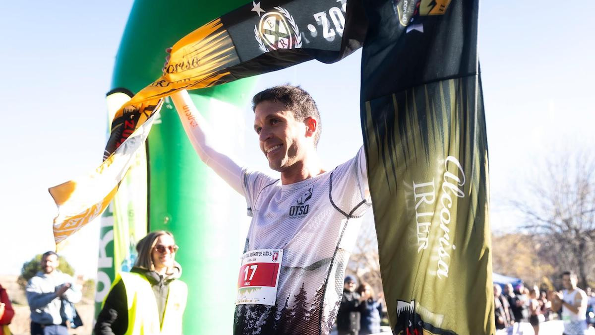 Abel Carretero celebrant el triomf després de creuar la meta