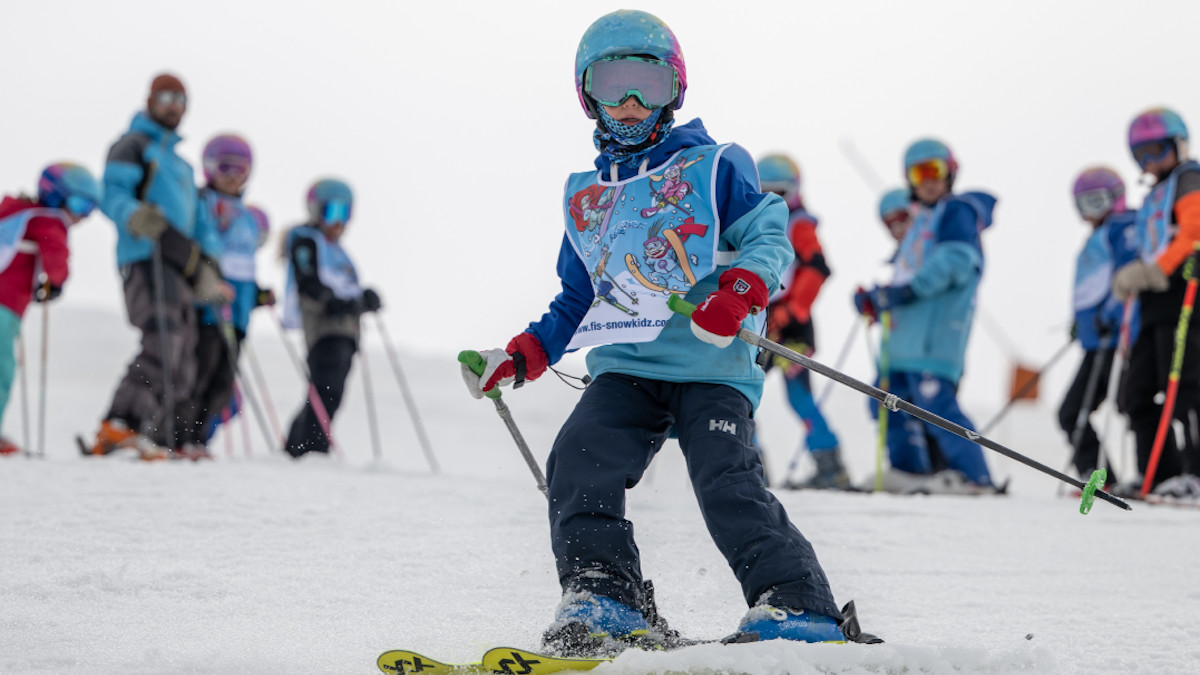Un alumne realitzant classes d'esquí alpí