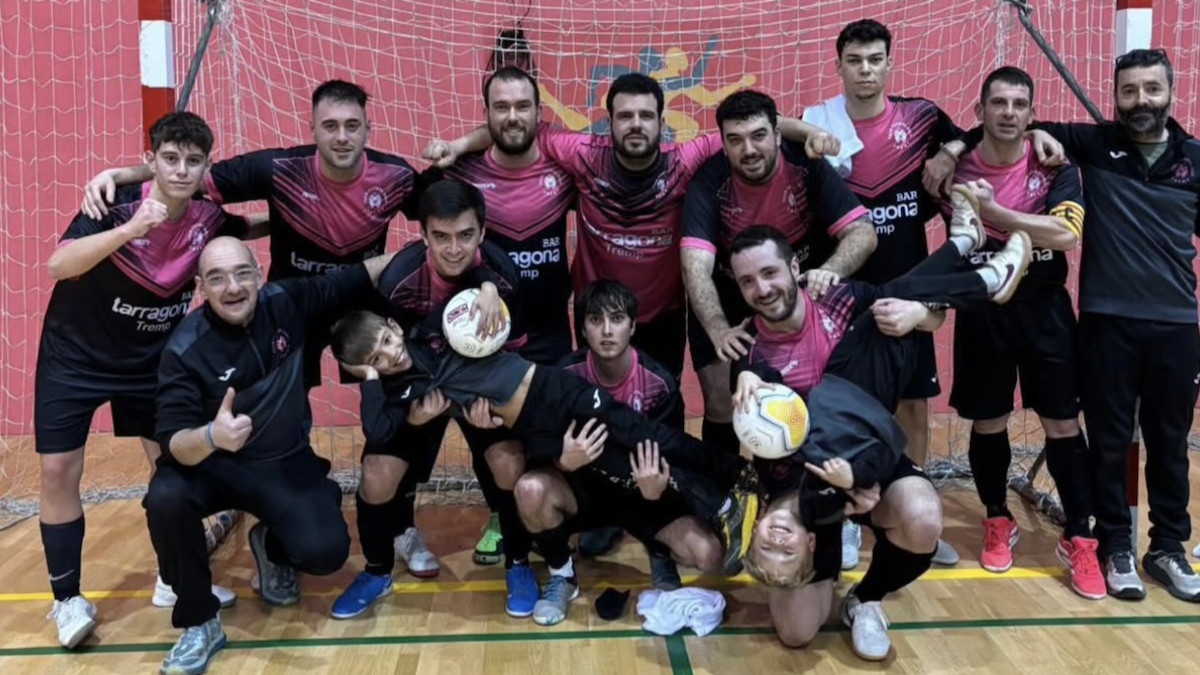 Els jugadors del CFS Tremp celebrant el triomf