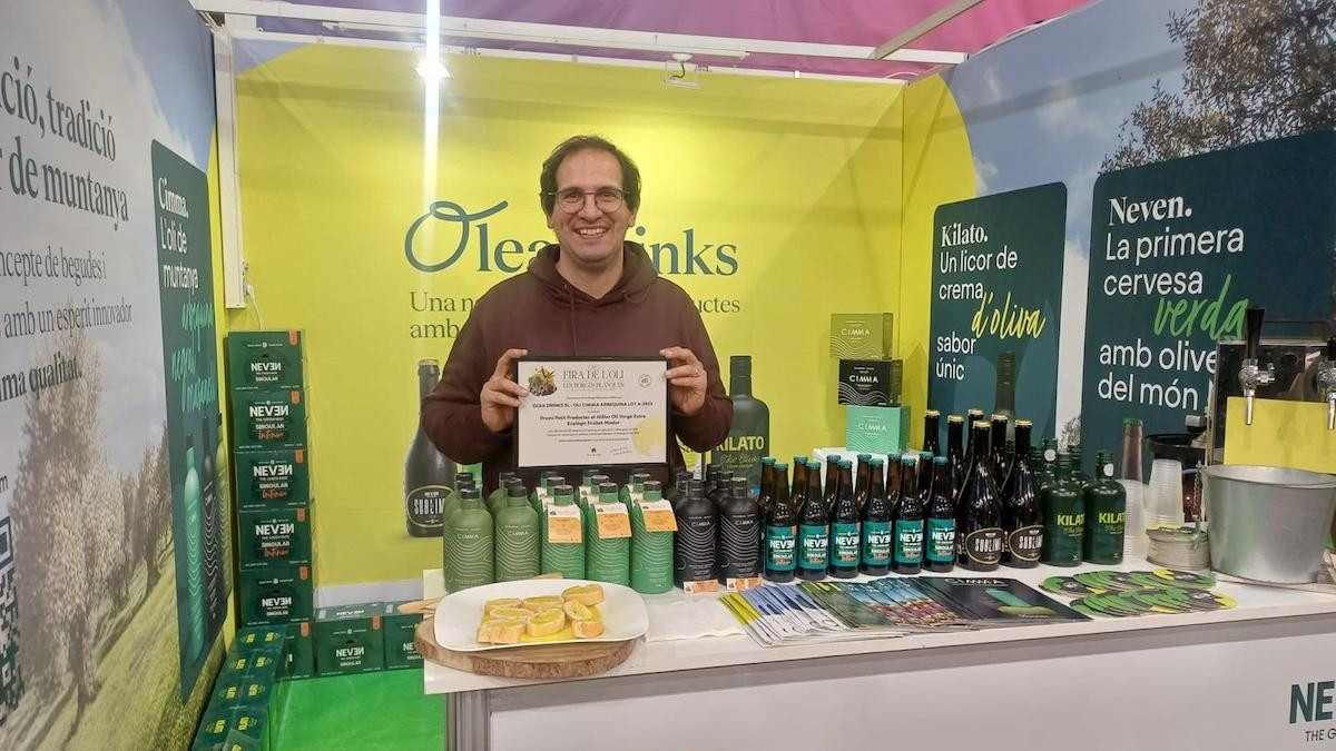 Ivan Caelles mostra el premi obtingut a les Borges Blanques