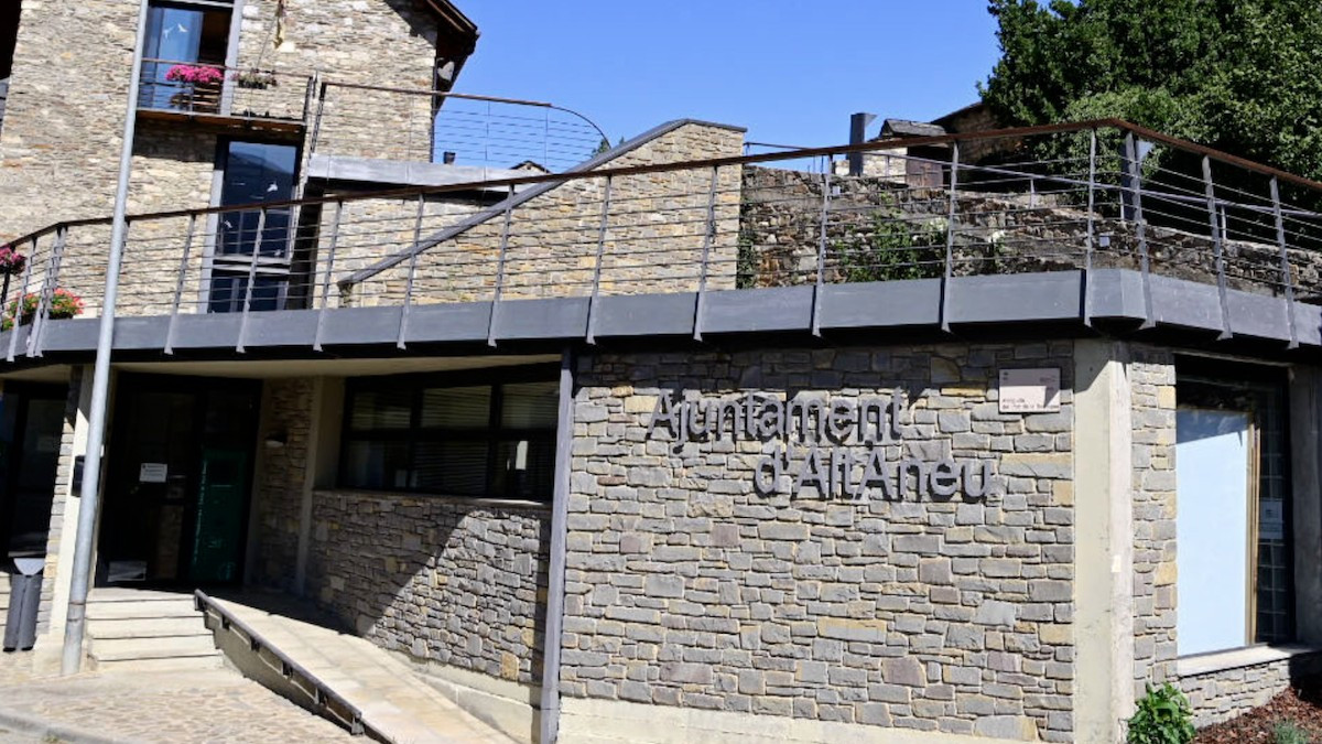 Façana de l'Ajuntament d'Alt Àneu, a València d'Àneu