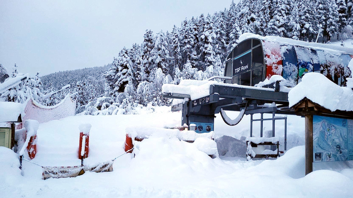 Imatge de la nevada de diumenge al telecadira Roní de Port Ainé