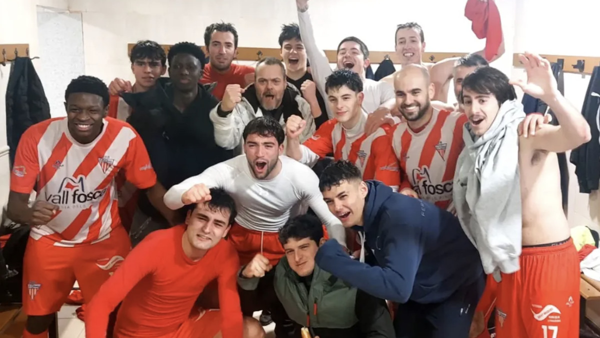 Els jugadors del CF Pobla celebrant l'empat al camp del líder