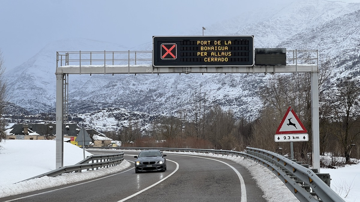 Un panell indica el tancament del Port de la Bonaigua