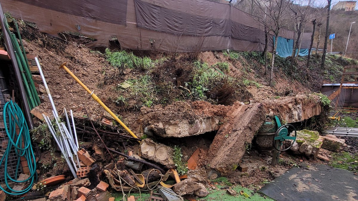 Imatge de la caiguda d'un mur al carrer la Costa de Tremp